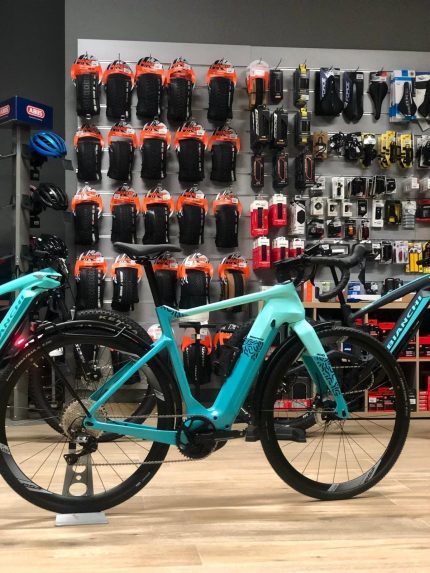 BIANCHI e-Arcadex Tourer - TOUR APEX BOSCH 500  BICICLETA ELECTRICA GRAVEL Glacier Full Glossy (Celeste)