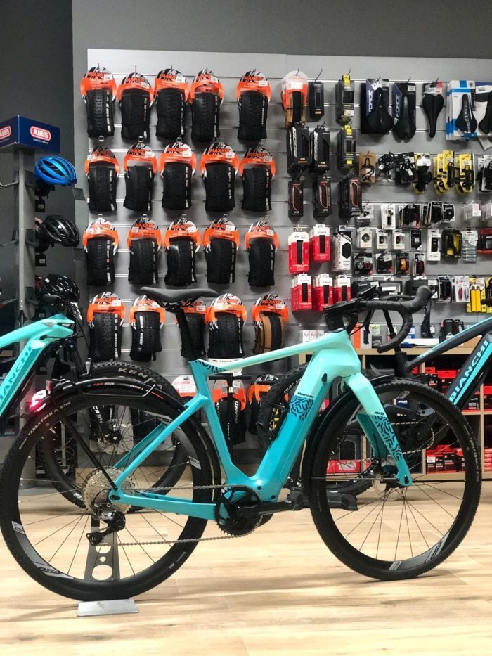 BIANCHI e-Arcadex Tourer - TOUR APEX BOSCH 500  BICICLETA ELECTRICA GRAVEL Glacier Full Glossy (Celeste) - Imagen 2