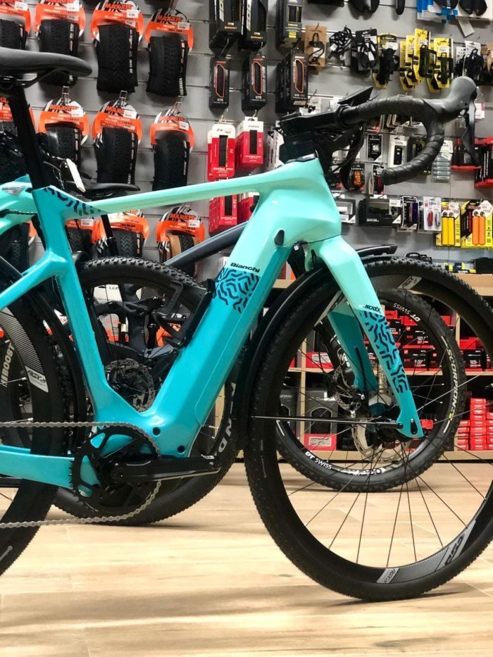 BIANCHI e-Arcadex Tourer - TOUR APEX BOSCH 500  BICICLETA ELECTRICA GRAVEL Glacier Full Glossy (Celeste) - Imagen 3