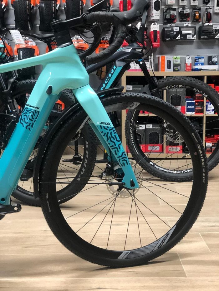BIANCHI e-Arcadex Tourer - TOUR APEX BOSCH 500  BICICLETA ELECTRICA GRAVEL Glacier Full Glossy (Celeste) - Imagen 5